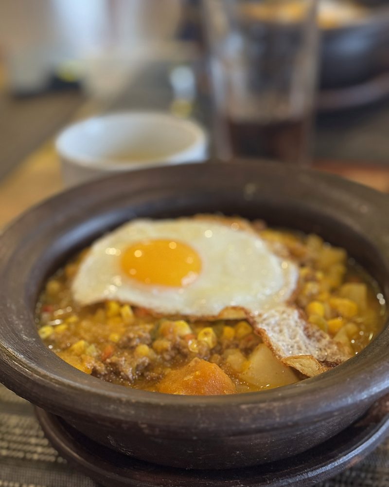Cazuela de cocina chilena servida en el restaurante de Olmué Natura